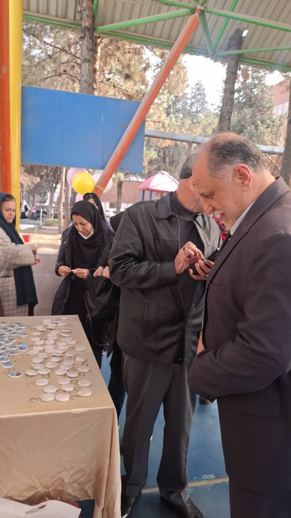  برگزاری نمایشگاه صنایع دستی بیماران مرکز روزانه توانبخشی ابرهمزمان با آیین شب یلدا